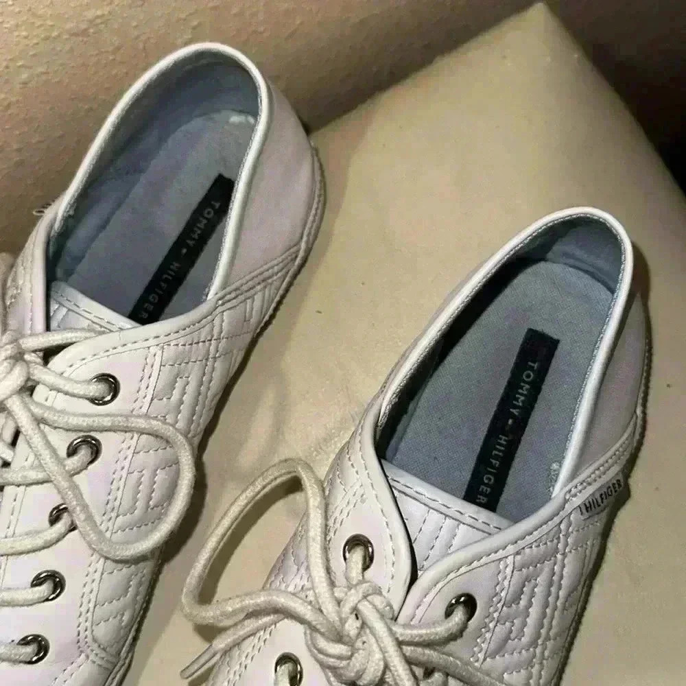 Tommy Hilfiger fashion sneakers size 9 1/2 - Picture 2 of 6